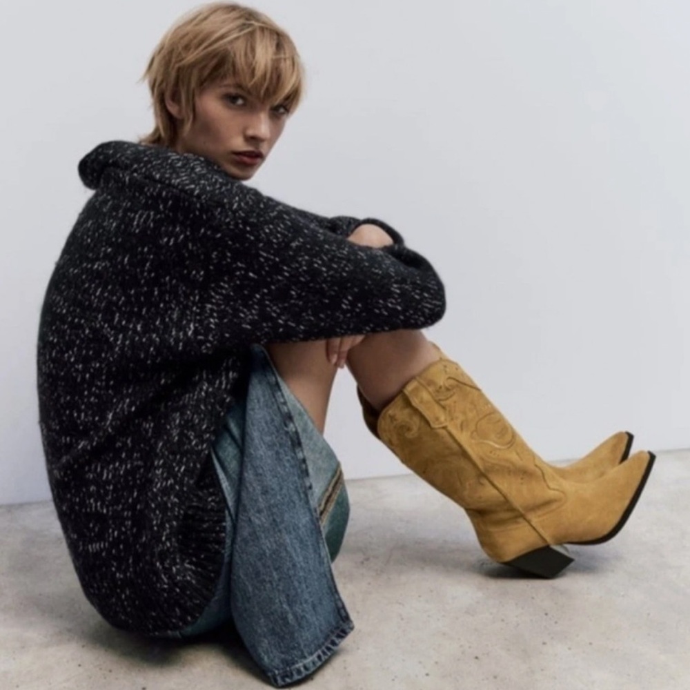 NWT🔥Embroidered Suede Boots - ZARA